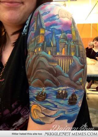 Niesamowite w swojej formie tatuaże-rękawy zajmują cała powierzchnię ramiona i przedramiona. Tworzą jednolitą zdobiącą ciało całość. Taki graficzny rękaw na skórze to tatuaż szczególnie ciekawy w przypadku aktywnych, silnych mężczyzn. 