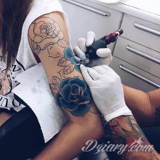 Niesamowite w swojej formie tatuaże-rękawy zajmują cała powierzchnię ramiona i przedramiona. Tworzą jednolitą zdobiącą ciało całość. Taki graficzny rękaw na skórze to tatuaż szczególnie ciekawy w przypadku aktywnych, silnych mężczyzn. 