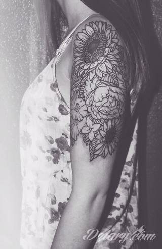 Niesamowite w swojej formie tatuaże-rękawy zajmują cała powierzchnię ramiona i przedramiona. Tworzą jednolitą zdobiącą ciało całość. Taki graficzny rękaw na skórze to tatuaż szczególnie ciekawy w przypadku aktywnych, silnych mężczyzn. 