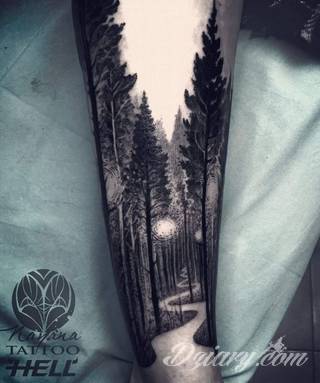 Niesamowite w swojej formie tatuaże-rękawy zajmują cała powierzchnię ramiona i przedramiona. Tworzą jednolitą zdobiącą ciało całość. Taki graficzny rękaw na skórze to tatuaż szczególnie ciekawy w przypadku aktywnych, silnych mężczyzn. 