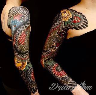 Niesamowite w swojej formie tatuaże-rękawy zajmują cała powierzchnię ramiona i przedramiona. Tworzą jednolitą zdobiącą ciało całość. Taki graficzny rękaw na skórze to tatuaż szczególnie ciekawy w przypadku aktywnych, silnych mężczyzn. 