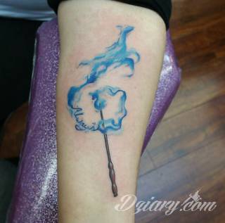 Niesamowite w swojej formie tatuaże-rękawy zajmują cała powierzchnię ramiona i przedramiona. Tworzą jednolitą zdobiącą ciało całość. Taki graficzny rękaw na skórze to tatuaż szczególnie ciekawy w przypadku aktywnych, silnych mężczyzn. 