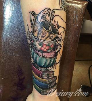 Niesamowite w swojej formie tatuaże-rękawy zajmują cała powierzchnię ramiona i przedramiona. Tworzą jednolitą zdobiącą ciało całość. Taki graficzny rękaw na skórze to tatuaż szczególnie ciekawy w przypadku aktywnych, silnych mężczyzn. 