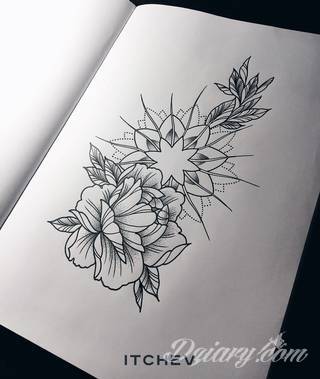 Niesamowite w swojej formie tatuaże-rękawy zajmują cała powierzchnię ramiona i przedramiona. Tworzą jednolitą zdobiącą ciało całość. Taki graficzny rękaw na skórze to tatuaż szczególnie ciekawy w przypadku aktywnych, silnych mężczyzn. 