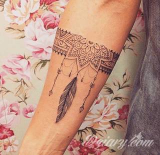 Niesamowite w swojej formie tatuaże-rękawy zajmują cała powierzchnię ramiona i przedramiona. Tworzą jednolitą zdobiącą ciało całość. Taki graficzny rękaw na skórze to tatuaż szczególnie ciekawy w przypadku aktywnych, silnych mężczyzn. 