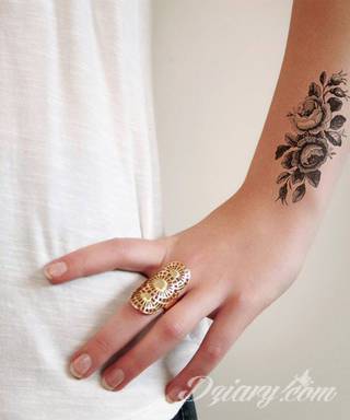 Niesamowite w swojej formie tatuaże-rękawy zajmują cała powierzchnię ramiona i przedramiona. Tworzą jednolitą zdobiącą ciało całość. Taki graficzny rękaw na skórze to tatuaż szczególnie ciekawy w przypadku aktywnych, silnych mężczyzn. 