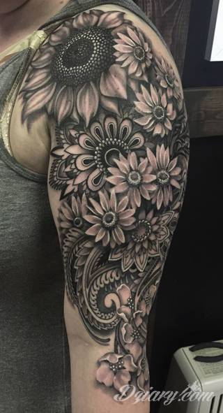 Niesamowite w swojej formie tatuaże-rękawy zajmują cała powierzchnię ramiona i przedramiona. Tworzą jednolitą zdobiącą ciało całość. Taki graficzny rękaw na skórze to tatuaż szczególnie ciekawy w przypadku aktywnych, silnych mężczyzn. 