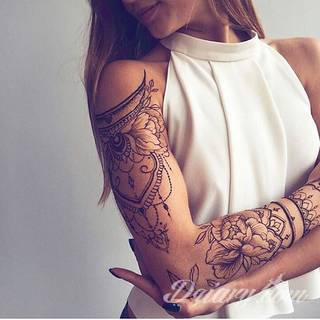 Niesamowite w swojej formie tatuaże-rękawy zajmują cała powierzchnię ramiona i przedramiona. Tworzą jednolitą zdobiącą ciało całość. Taki graficzny rękaw na skórze to tatuaż szczególnie ciekawy w przypadku aktywnych, silnych mężczyzn. 