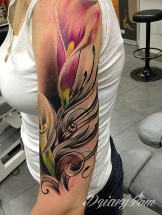 Niesamowite w swojej formie tatuaże-rękawy zajmują cała powierzchnię ramiona i przedramiona. Tworzą jednolitą zdobiącą ciało całość. Taki graficzny rękaw na skórze to tatuaż szczególnie ciekawy w przypadku aktywnych, silnych mężczyzn. 