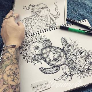 Niesamowite w swojej formie tatuaże-rękawy zajmują cała powierzchnię ramiona i przedramiona. Tworzą jednolitą zdobiącą ciało całość. Taki graficzny rękaw na skórze to tatuaż szczególnie ciekawy w przypadku aktywnych, silnych mężczyzn. 