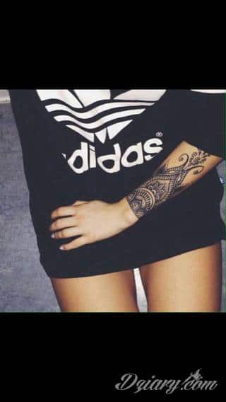 Niesamowite w swojej formie tatuaże-rękawy zajmują cała powierzchnię ramiona i przedramiona. Tworzą jednolitą zdobiącą ciało całość. Taki graficzny rękaw na skórze to tatuaż szczególnie ciekawy w przypadku aktywnych, silnych mężczyzn. 