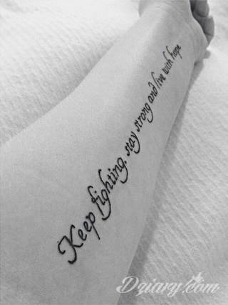 Niesamowite w swojej formie tatuaże-rękawy zajmują cała powierzchnię ramiona i przedramiona. Tworzą jednolitą zdobiącą ciało całość. Taki graficzny rękaw na skórze to tatuaż szczególnie ciekawy w przypadku aktywnych, silnych mężczyzn. 