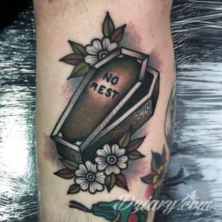 Niesamowite w swojej formie tatuaże-rękawy zajmują cała powierzchnię ramiona i przedramiona. Tworzą jednolitą zdobiącą ciało całość. Taki graficzny rękaw na skórze to tatuaż szczególnie ciekawy w przypadku aktywnych, silnych mężczyzn. 