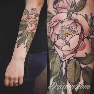 Niesamowite w swojej formie tatuaże-rękawy zajmują cała powierzchnię ramiona i przedramiona. Tworzą jednolitą zdobiącą ciało całość. Taki graficzny rękaw na skórze to tatuaż szczególnie ciekawy w przypadku aktywnych, silnych mężczyzn. 