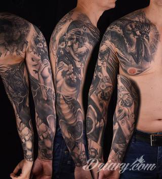 Niesamowite w swojej formie tatuaże-rękawy zajmują cała powierzchnię ramiona i przedramiona. Tworzą jednolitą zdobiącą ciało całość. Taki graficzny rękaw na skórze to tatuaż szczególnie ciekawy w przypadku aktywnych, silnych mężczyzn. 