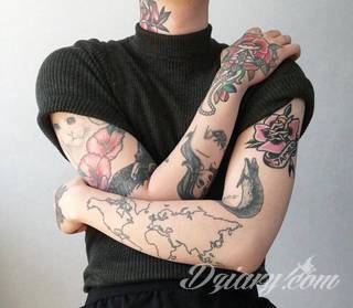 Niesamowite w swojej formie tatuaże-rękawy zajmują cała powierzchnię ramiona i przedramiona. Tworzą jednolitą zdobiącą ciało całość. Taki graficzny rękaw na skórze to tatuaż szczególnie ciekawy w przypadku aktywnych, silnych mężczyzn. 