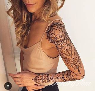 Niesamowite w swojej formie tatuaże-rękawy zajmują cała powierzchnię ramiona i przedramiona. Tworzą jednolitą zdobiącą ciało całość. Taki graficzny rękaw na skórze to tatuaż szczególnie ciekawy w przypadku aktywnych, silnych mężczyzn. 