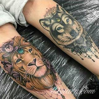 Niesamowite w swojej formie tatuaże-rękawy zajmują cała powierzchnię ramiona i przedramiona. Tworzą jednolitą zdobiącą ciało całość. Taki graficzny rękaw na skórze to tatuaż szczególnie ciekawy w przypadku aktywnych, silnych mężczyzn. 