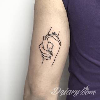 Niesamowite w swojej formie tatuaże-rękawy zajmują cała powierzchnię ramiona i przedramiona. Tworzą jednolitą zdobiącą ciało całość. Taki graficzny rękaw na skórze to tatuaż szczególnie ciekawy w przypadku aktywnych, silnych mężczyzn. 