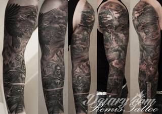 Niesamowite w swojej formie tatuaże-rękawy zajmują cała powierzchnię ramiona i przedramiona. Tworzą jednolitą zdobiącą ciało całość. Taki graficzny rękaw na skórze to tatuaż szczególnie ciekawy w przypadku aktywnych, silnych mężczyzn. 