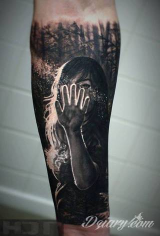 Niesamowite w swojej formie tatuaże-rękawy zajmują cała powierzchnię ramiona i przedramiona. Tworzą jednolitą zdobiącą ciało całość. Taki graficzny rękaw na skórze to tatuaż szczególnie ciekawy w przypadku aktywnych, silnych mężczyzn. 