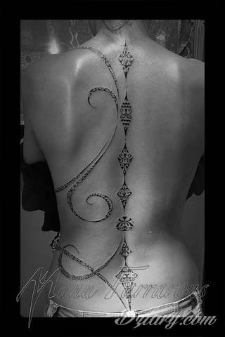 Niesamowite w swojej formie tatuaże-rękawy zajmują cała powierzchnię ramiona i przedramiona. Tworzą jednolitą zdobiącą ciało całość. Taki graficzny rękaw na skórze to tatuaż szczególnie ciekawy w przypadku aktywnych, silnych mężczyzn. 