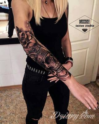 Niesamowite w swojej formie tatuaże-rękawy zajmują cała powierzchnię ramiona i przedramiona. Tworzą jednolitą zdobiącą ciało całość. Taki graficzny rękaw na skórze to tatuaż szczególnie ciekawy w przypadku aktywnych, silnych mężczyzn. 