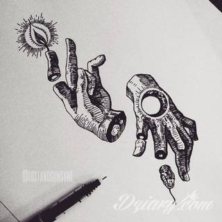 Niesamowite w swojej formie tatuaże-rękawy zajmują cała powierzchnię ramiona i przedramiona. Tworzą jednolitą zdobiącą ciało całość. Taki graficzny rękaw na skórze to tatuaż szczególnie ciekawy w przypadku aktywnych, silnych mężczyzn. 