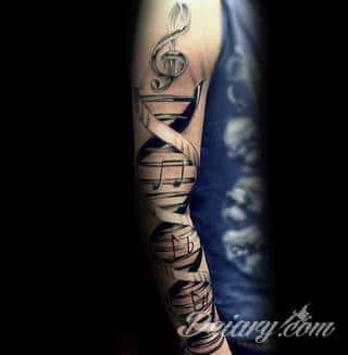 Niesamowite w swojej formie tatuaże-rękawy zajmują cała powierzchnię ramiona i przedramiona. Tworzą jednolitą zdobiącą ciało całość. Taki graficzny rękaw na skórze to tatuaż szczególnie ciekawy w przypadku aktywnych, silnych mężczyzn. 