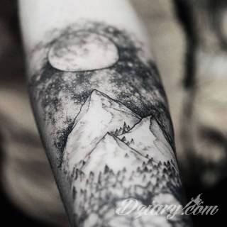 Niesamowite w swojej formie tatuaże-rękawy zajmują cała powierzchnię ramiona i przedramiona. Tworzą jednolitą zdobiącą ciało całość. Taki graficzny rękaw na skórze to tatuaż szczególnie ciekawy w przypadku aktywnych, silnych mężczyzn. 