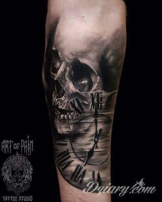 Niesamowite w swojej formie tatuaże-rękawy zajmują cała powierzchnię ramiona i przedramiona. Tworzą jednolitą zdobiącą ciało całość. Taki graficzny rękaw na skórze to tatuaż szczególnie ciekawy w przypadku aktywnych, silnych mężczyzn. 