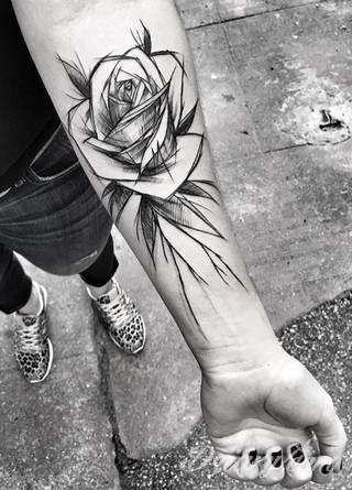 Niesamowite w swojej formie tatuaże-rękawy zajmują cała powierzchnię ramiona i przedramiona. Tworzą jednolitą zdobiącą ciało całość. Taki graficzny rękaw na skórze to tatuaż szczególnie ciekawy w przypadku aktywnych, silnych mężczyzn. 