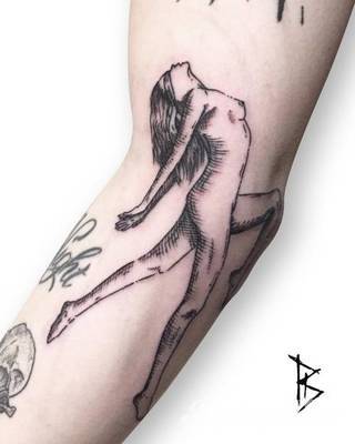 Niesamowite w swojej formie tatuaże-rękawy zajmują cała powierzchnię ramiona i przedramiona. Tworzą jednolitą zdobiącą ciało całość. Taki graficzny rękaw na skórze to tatuaż szczególnie ciekawy w przypadku aktywnych, silnych mężczyzn. 