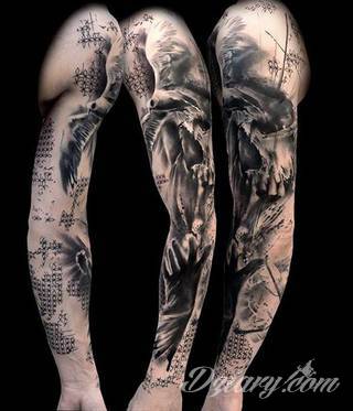 Niesamowite w swojej formie tatuaże-rękawy zajmują cała powierzchnię ramiona i przedramiona. Tworzą jednolitą zdobiącą ciało całość. Taki graficzny rękaw na skórze to tatuaż szczególnie ciekawy w przypadku aktywnych, silnych mężczyzn. 