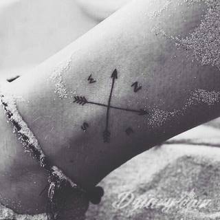 Niesamowite w swojej formie tatuaże-rękawy zajmują cała powierzchnię ramiona i przedramiona. Tworzą jednolitą zdobiącą ciało całość. Taki graficzny rękaw na skórze to tatuaż szczególnie ciekawy w przypadku aktywnych, silnych mężczyzn. 