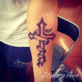 Niesamowite w swojej formie tatuaże-rękawy zajmują cała powierzchnię ramiona i przedramiona. Tworzą jednolitą zdobiącą ciało całość. Taki graficzny rękaw na skórze to tatuaż szczególnie ciekawy w przypadku aktywnych, silnych mężczyzn. 