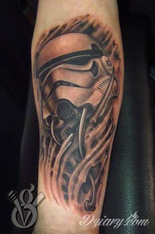 Niesamowite w swojej formie tatuaże-rękawy zajmują cała powierzchnię ramiona i przedramiona. Tworzą jednolitą zdobiącą ciało całość. Taki graficzny rękaw na skórze to tatuaż szczególnie ciekawy w przypadku aktywnych, silnych mężczyzn. 