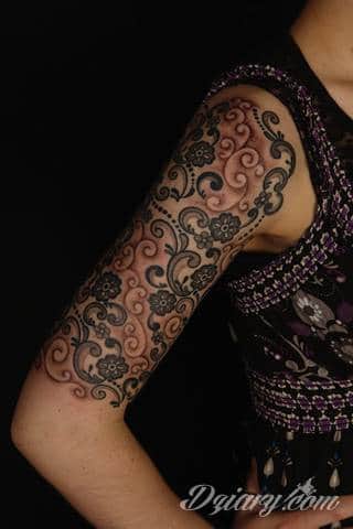 Niesamowite w swojej formie tatuaże-rękawy zajmują cała powierzchnię ramiona i przedramiona. Tworzą jednolitą zdobiącą ciało całość. Taki graficzny rękaw na skórze to tatuaż szczególnie ciekawy w przypadku aktywnych, silnych mężczyzn. 