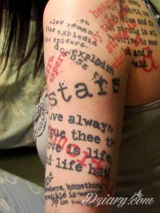 Niesamowite w swojej formie tatuaże-rękawy zajmują cała powierzchnię ramiona i przedramiona. Tworzą jednolitą zdobiącą ciało całość. Taki graficzny rękaw na skórze to tatuaż szczególnie ciekawy w przypadku aktywnych, silnych mężczyzn. 