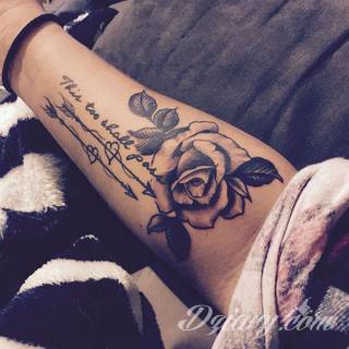 Niesamowite w swojej formie tatuaże-rękawy zajmują cała powierzchnię ramiona i przedramiona. Tworzą jednolitą zdobiącą ciało całość. Taki graficzny rękaw na skórze to tatuaż szczególnie ciekawy w przypadku aktywnych, silnych mężczyzn. 