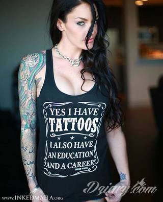 Niesamowite w swojej formie tatuaże-rękawy zajmują cała powierzchnię ramiona i przedramiona. Tworzą jednolitą zdobiącą ciało całość. Taki graficzny rękaw na skórze to tatuaż szczególnie ciekawy w przypadku aktywnych, silnych mężczyzn. 