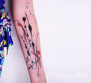 Niesamowite w swojej formie tatuaże-rękawy zajmują cała powierzchnię ramiona i przedramiona. Tworzą jednolitą zdobiącą ciało całość. Taki graficzny rękaw na skórze to tatuaż szczególnie ciekawy w przypadku aktywnych, silnych mężczyzn. 