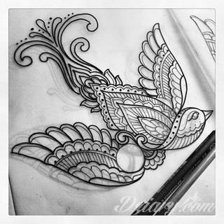 Niesamowite w swojej formie tatuaże-rękawy zajmują cała powierzchnię ramiona i przedramiona. Tworzą jednolitą zdobiącą ciało całość. Taki graficzny rękaw na skórze to tatuaż szczególnie ciekawy w przypadku aktywnych, silnych mężczyzn. 