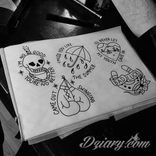 Niesamowite w swojej formie tatuaże-rękawy zajmują cała powierzchnię ramiona i przedramiona. Tworzą jednolitą zdobiącą ciało całość. Taki graficzny rękaw na skórze to tatuaż szczególnie ciekawy w przypadku aktywnych, silnych mężczyzn. 