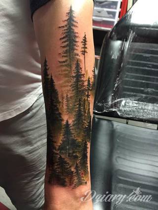 Niesamowite w swojej formie tatuaże-rękawy zajmują cała powierzchnię ramiona i przedramiona. Tworzą jednolitą zdobiącą ciało całość. Taki graficzny rękaw na skórze to tatuaż szczególnie ciekawy w przypadku aktywnych, silnych mężczyzn. 