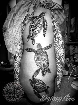 Niesamowite w swojej formie tatuaże-rękawy zajmują cała powierzchnię ramiona i przedramiona. Tworzą jednolitą zdobiącą ciało całość. Taki graficzny rękaw na skórze to tatuaż szczególnie ciekawy w przypadku aktywnych, silnych mężczyzn. 