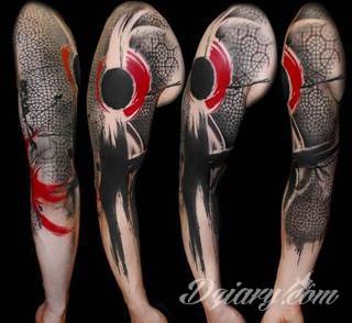 Niesamowite w swojej formie tatuaże-rękawy zajmują cała powierzchnię ramiona i przedramiona. Tworzą jednolitą zdobiącą ciało całość. Taki graficzny rękaw na skórze to tatuaż szczególnie ciekawy w przypadku aktywnych, silnych mężczyzn. 