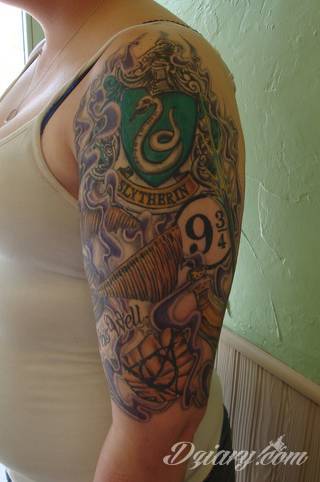 Niesamowite w swojej formie tatuaże-rękawy zajmują cała powierzchnię ramiona i przedramiona. Tworzą jednolitą zdobiącą ciało całość. Taki graficzny rękaw na skórze to tatuaż szczególnie ciekawy w przypadku aktywnych, silnych mężczyzn. 