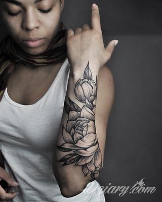 Niesamowite w swojej formie tatuaże-rękawy zajmują cała powierzchnię ramiona i przedramiona. Tworzą jednolitą zdobiącą ciało całość. Taki graficzny rękaw na skórze to tatuaż szczególnie ciekawy w przypadku aktywnych, silnych mężczyzn. 