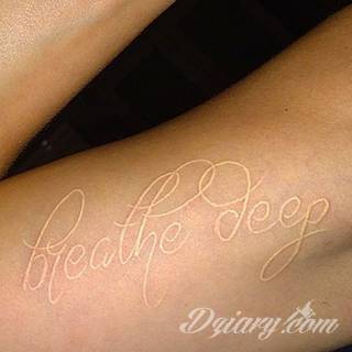 Niesamowite w swojej formie tatuaże-rękawy zajmują cała powierzchnię ramiona i przedramiona. Tworzą jednolitą zdobiącą ciało całość. Taki graficzny rękaw na skórze to tatuaż szczególnie ciekawy w przypadku aktywnych, silnych mężczyzn. 